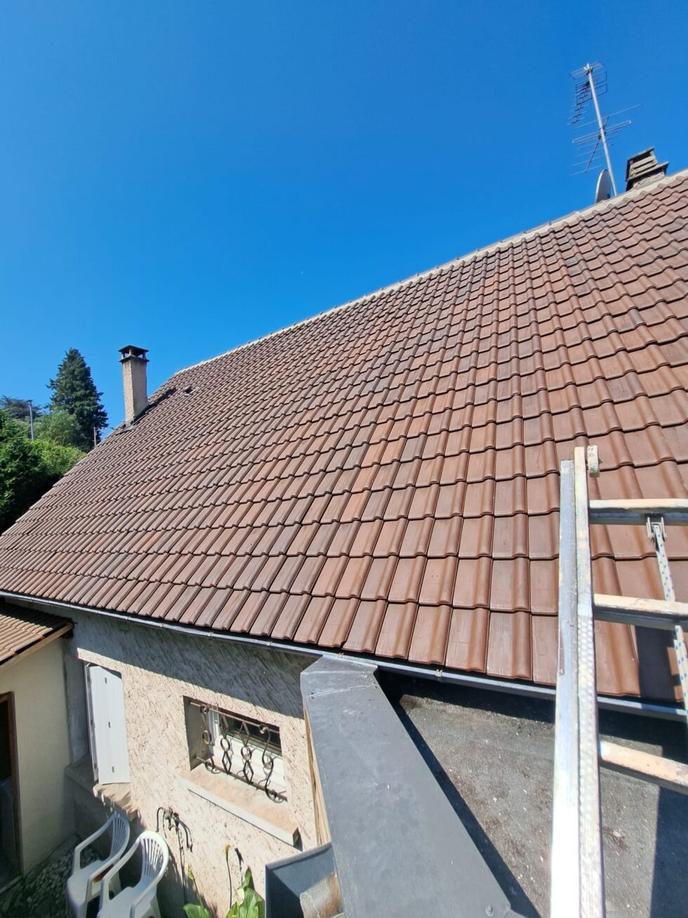 Démoussage toiture à Royan, La Palmyre et Breuillet : redonnez santé et durabilité à votre toit