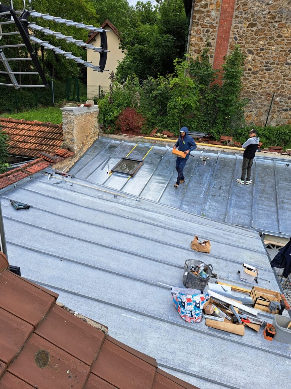 Vous recherchez un zingueur à Royan, à La Palmyre ou à Breuillet pour des travaux de toiture ? Faites appel à un professionnel expérimenté pour garantir la longévité, la résistance et l’étanchéité parfaite de votre couverture.