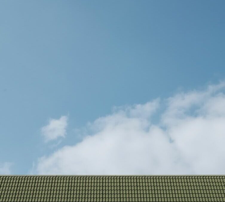 Quels sont les 10 signes d’usure indiquant qu’une rénovation toiture à Amiens est nécessaire ?